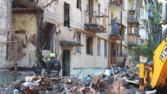 Los equipos de rescate trabajan en una zona afectada por misiles rusos en el distrito de Solomianskyi.
