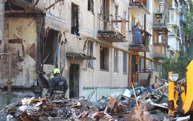 Los equipos de rescate trabajan en una zona afectada por misiles rusos en el distrito de Solomianskyi.