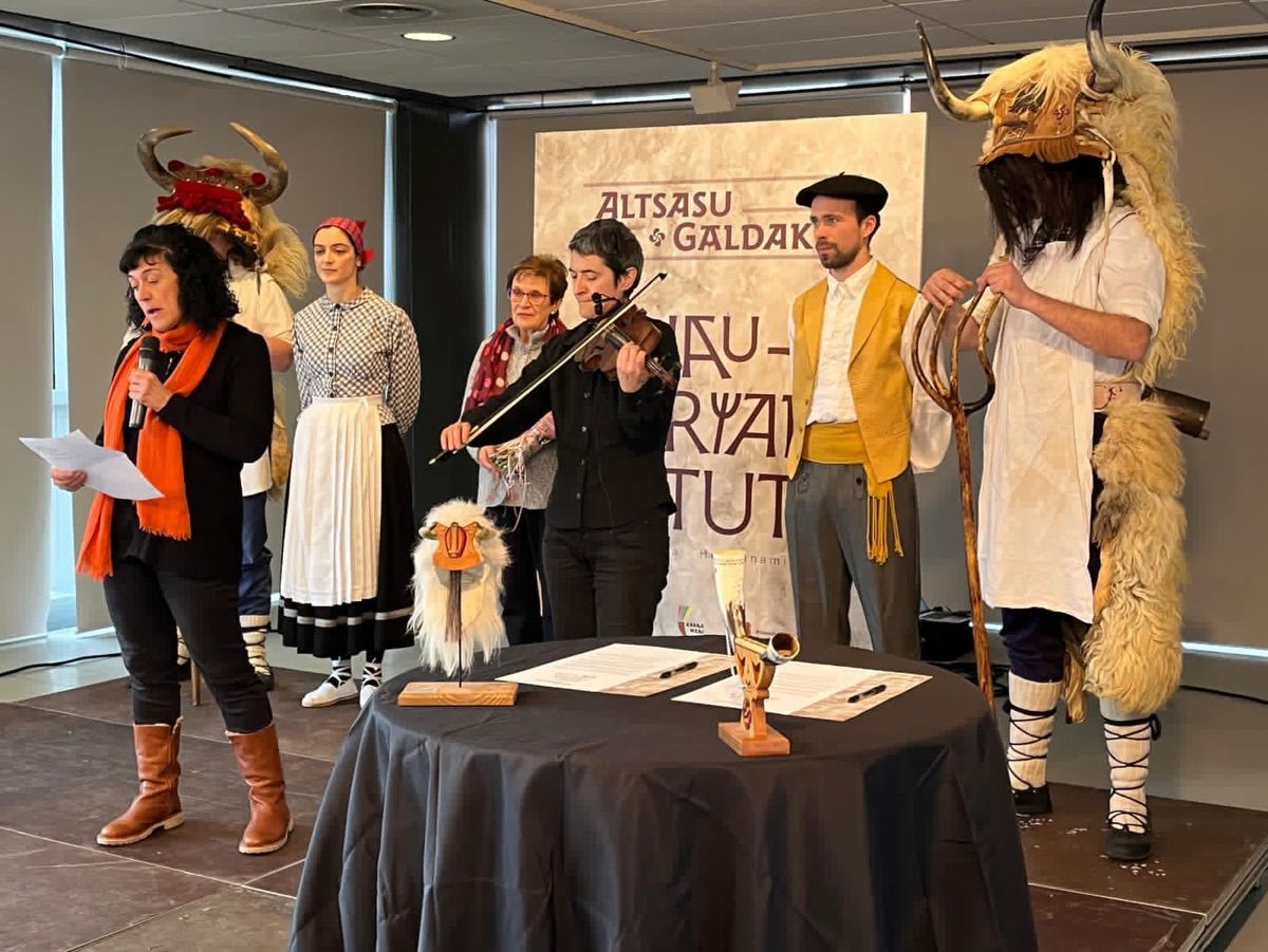 El acto de hermanamiento contó con la presencia de dantzaris y momotxorroak