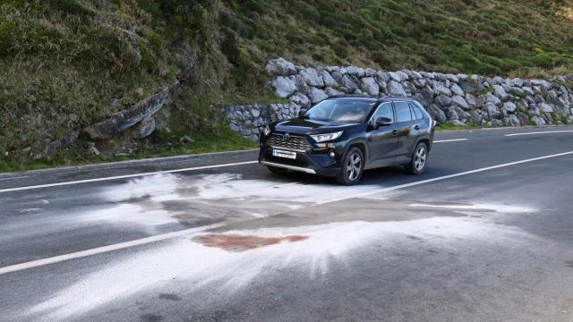 Un vehículo circula ayer por la N-634 a su paso por Getaria, lugar del accidente / Javi Colmenero