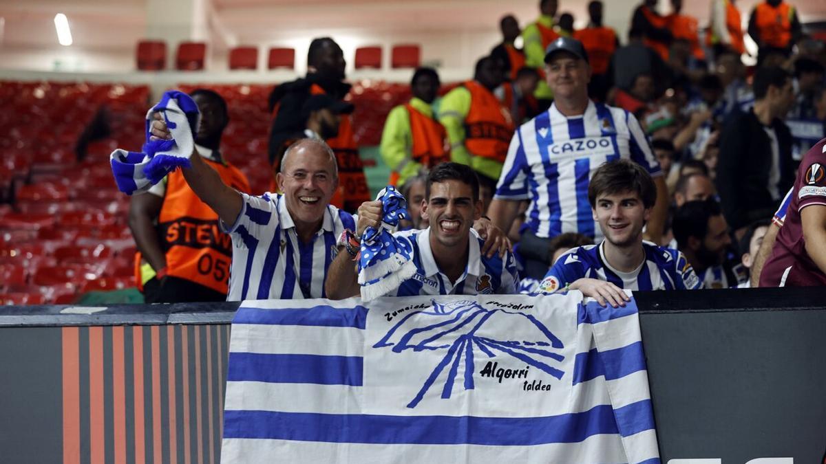 Aficionados de la Real, tras el partido que el cuadro txuri-urdin ganó en Old Trafford este pasado septiembre.