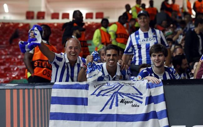 Aficionados de la Real, tras el partido que el cuadro txuri-urdin gan&oacute; en Old Trafford este pasado septiembre.