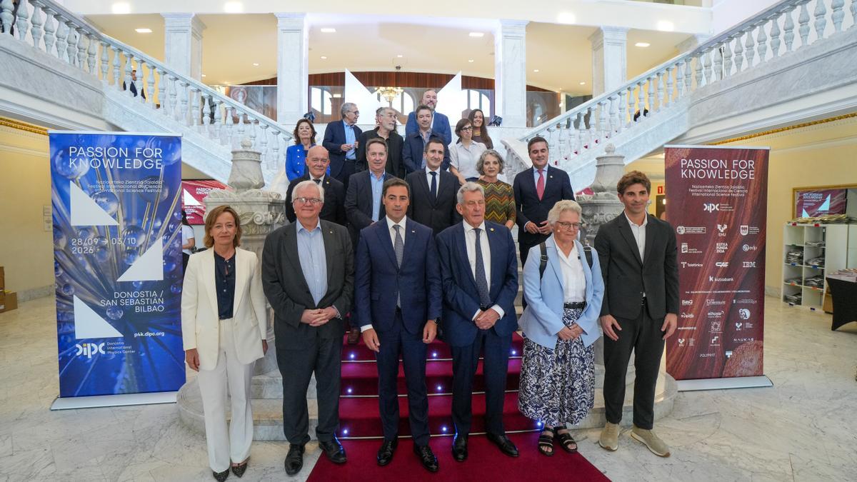 Al acto ha acudido junto a los consejeros de Ciencia, Universidades e Innovación, Juan Ignacio Pérez Iglesias; y de Industria, Transición Energética y Sostenibilidad, Mikel Jauregi.