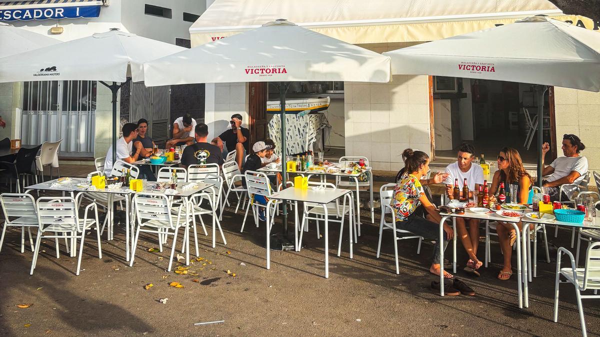 Según los hosteleros, el haber realizado inversiones importantes en sus negocios y tener a tanta gente comiendo “sus cosas” en el paseo, solo va en detrimento de sus bares y restaurantes.