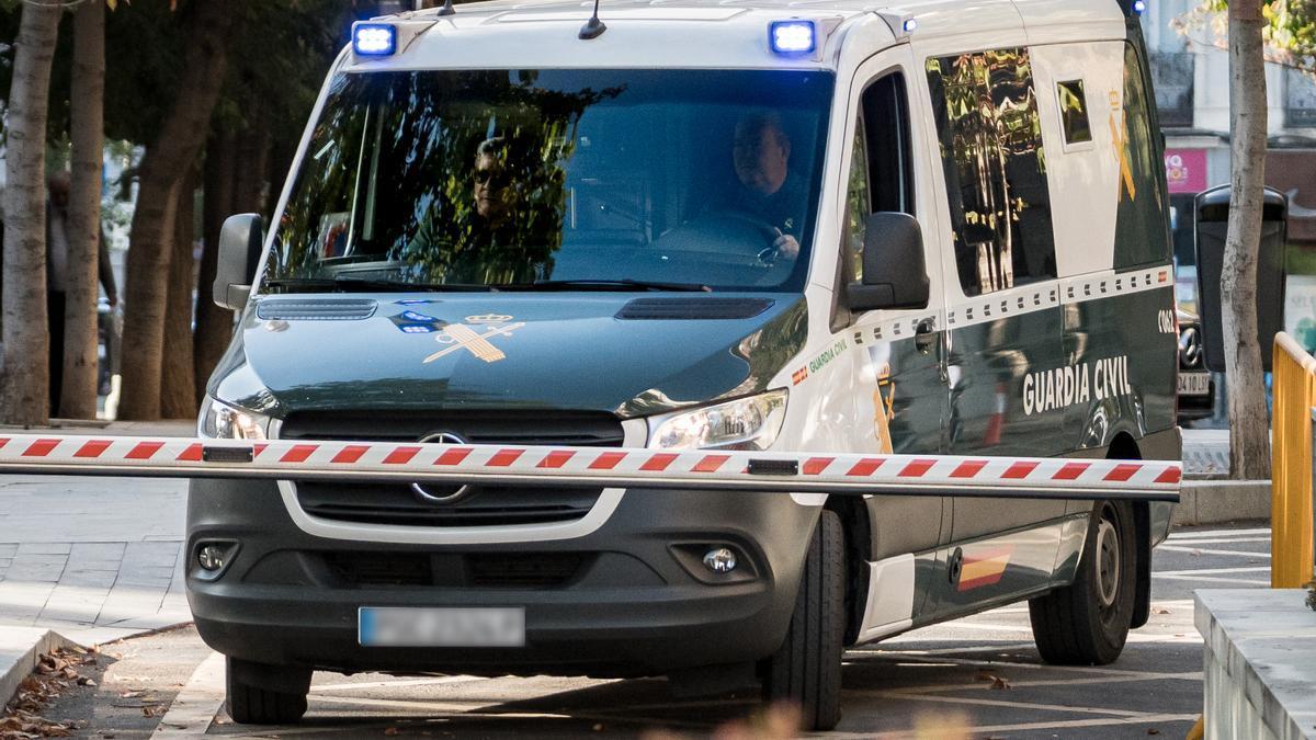 Yassine Kanjaa llega en una furgoneta de la Guardia Civil al juicio en la Audiencia Nacional