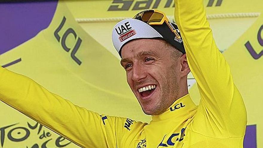 Adam Yates, de amarillo en el podio tras la primera etapa.