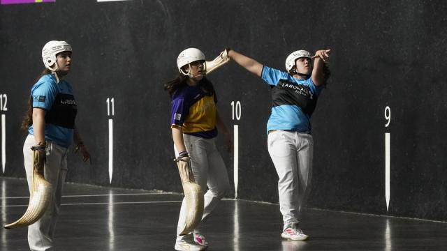 En imágenes: Ihart Arakistain y Maia Goikoetxea se clasifican para los cuartos de final del Euskotren Women Winter Series tras ganar a Maite y Oaia en Durango.