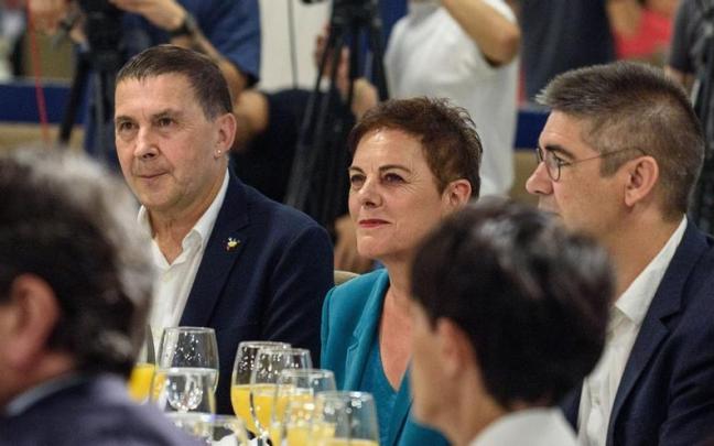Arnaldo Otegi y Mertxe Aizpurua, ayer en un desayuno informativo en la capital vizcaina. Arnaldo Otegi y Mertxe Aizpurua, ayer en un desayuno informativo en la capital vizcaina.
