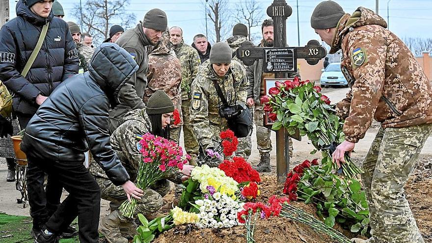 Homenaje de soldados ucranianos a un compañero caído en combate contra las tropas rusas.