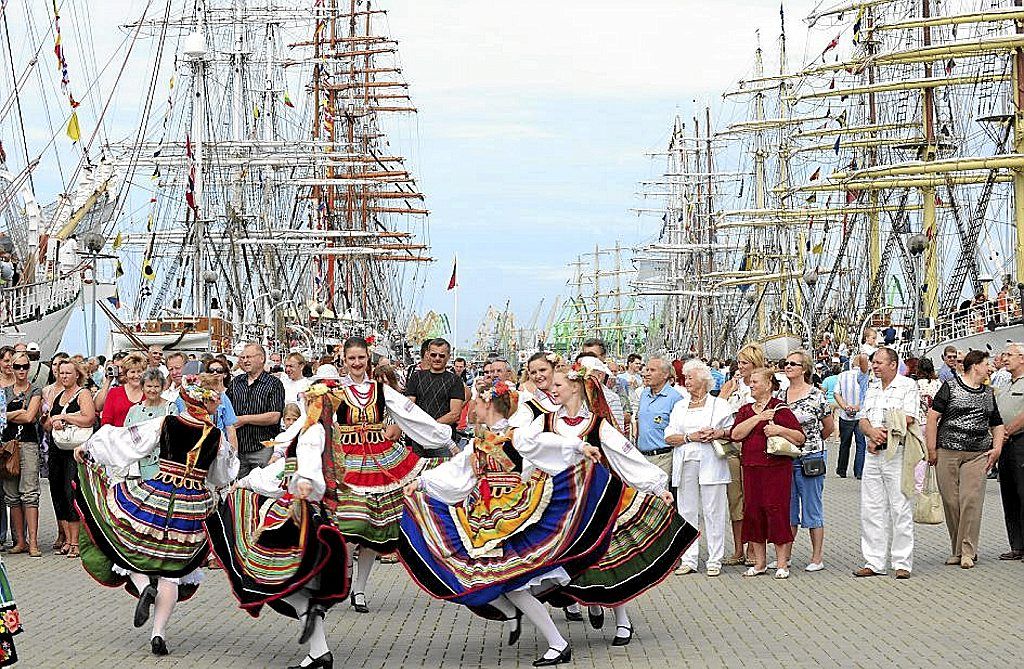 Bailes durante una fiesta tradicional lituana.