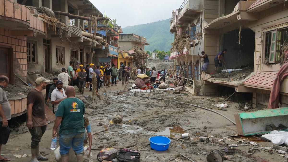 Nepal y China contabilizan este domingo al menos 750 muertos en la violenta riada del pasado miércoles.