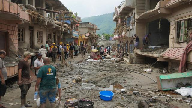 Nepal y China contabilizan este domingo al menos 750 muertos en la violenta riada del pasado miércoles.
