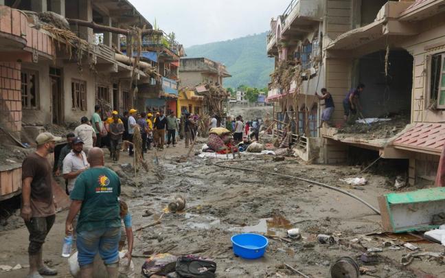 Nepal y China contabilizan este domingo al menos 750 muertos en la violenta riada del pasado miércoles.