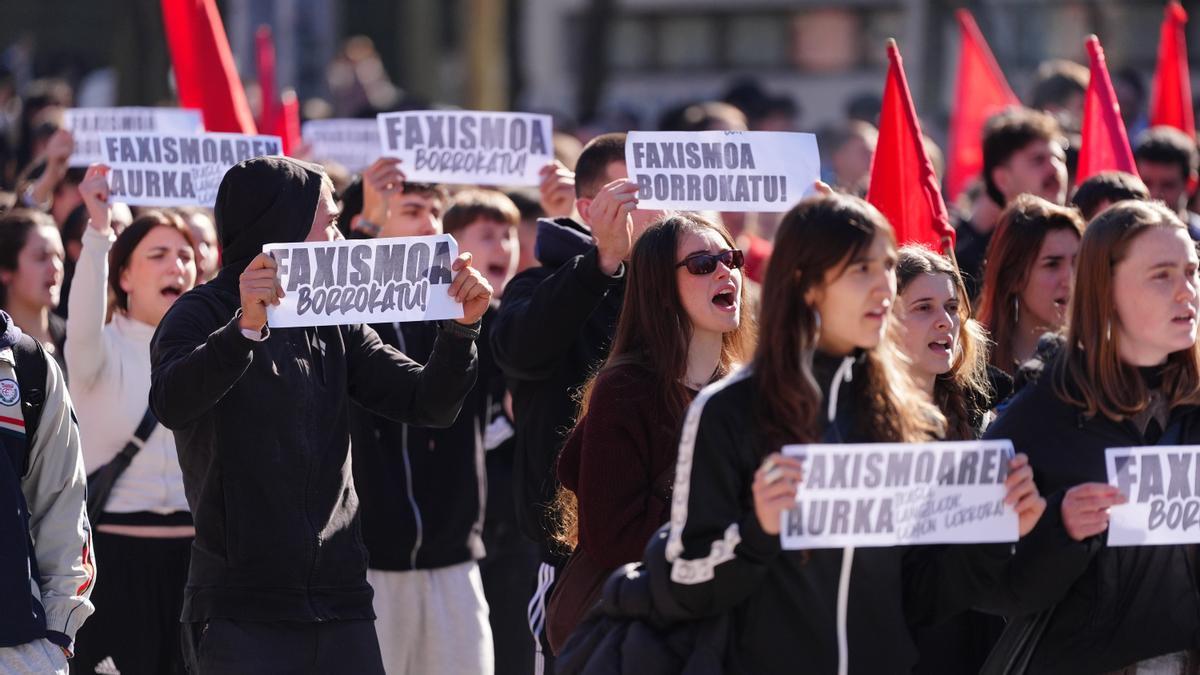 Estudiantes de la EHU protestan contra el acto de VOX en Vitoria-Gasteiz.