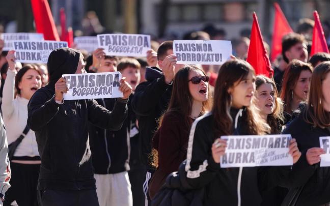 Estudiantes de la EHU protestan contra el acto de VOX en Vitoria-Gasteiz.