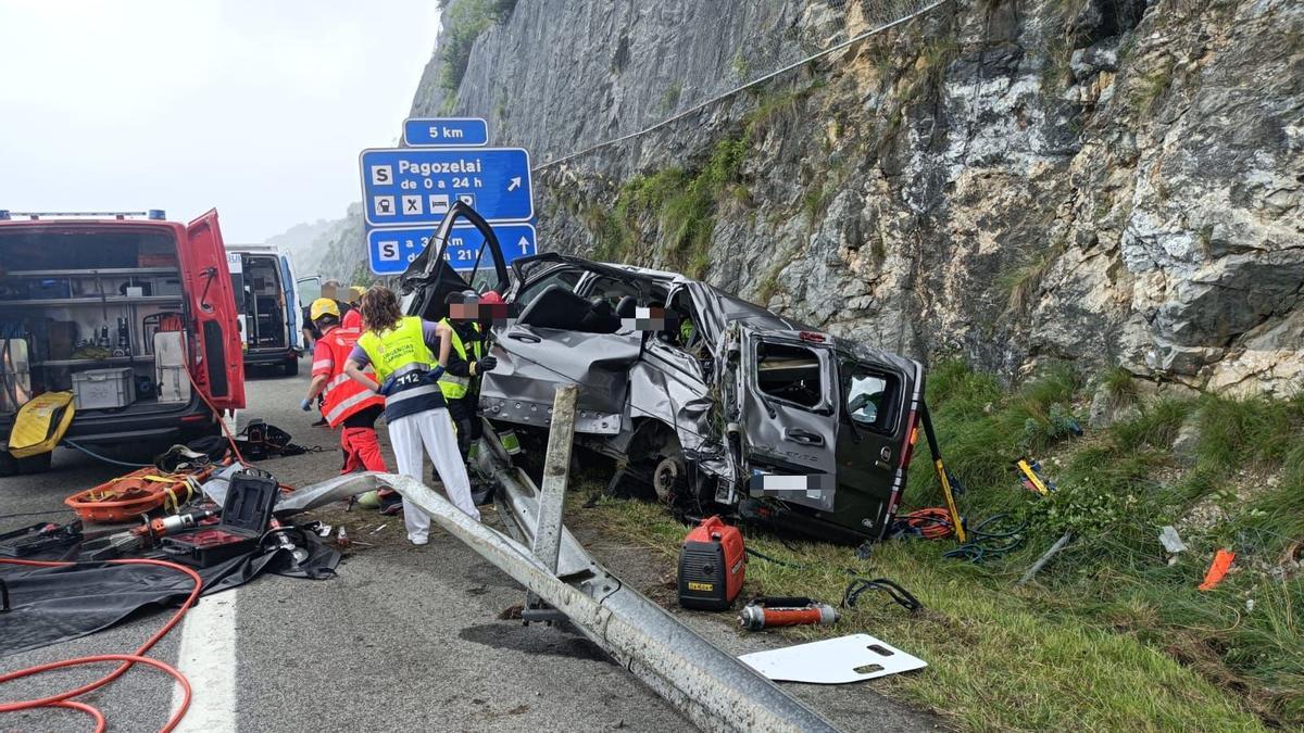 Bomberos y sanitarios junto a la furgoneta accidentada.