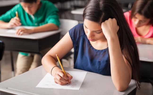 Unos estudiantes, en pleno examen. / Freepik Unos estudiantes, en pleno examen.