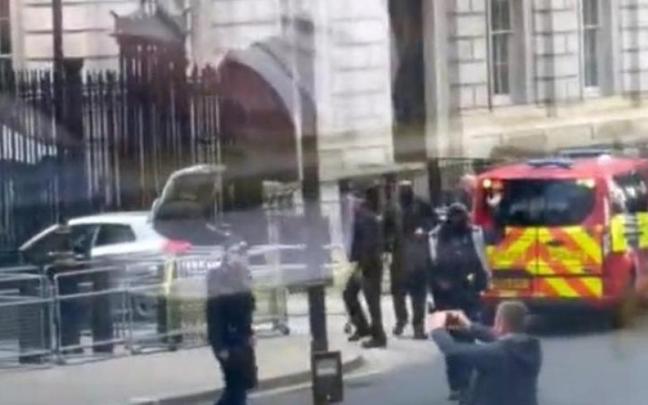 El coche empotrado contra la verja. El coche empotrado contra la verja.