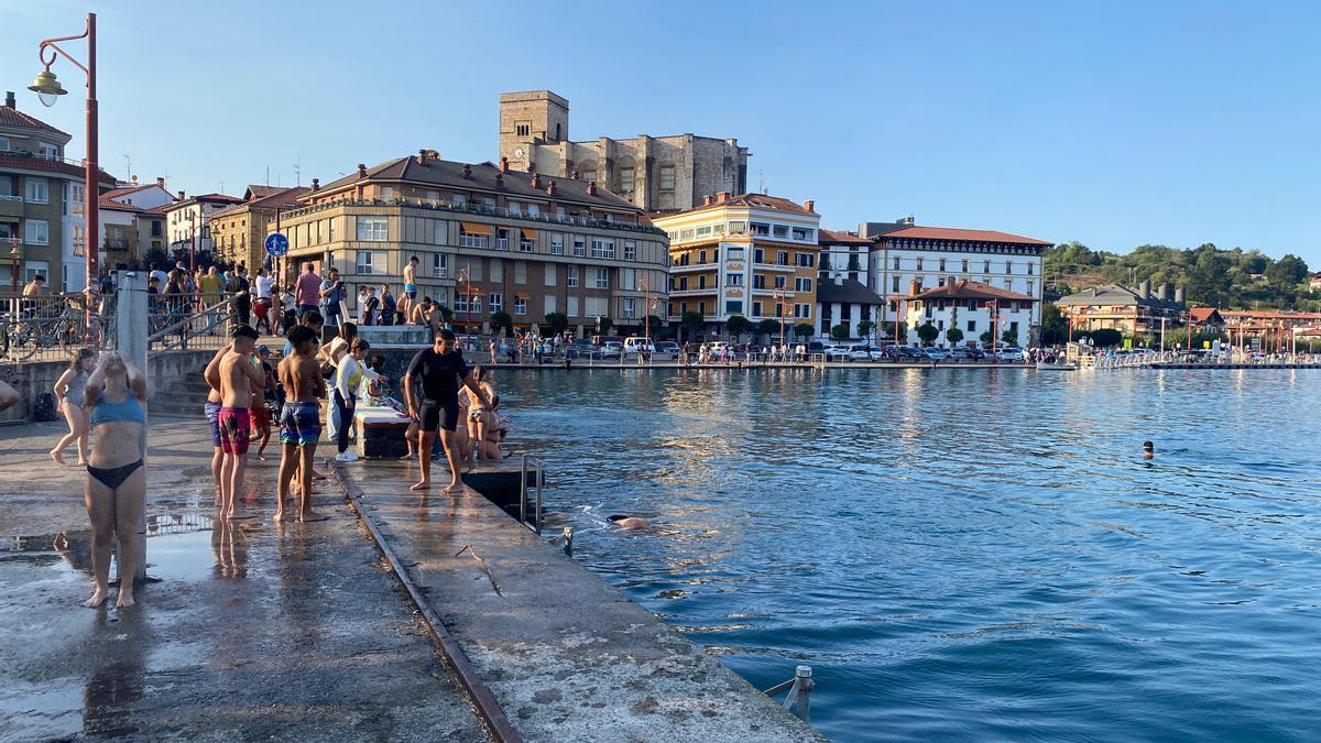 Zumaiarras bañándose en la ría en una jornada de marea alta.
