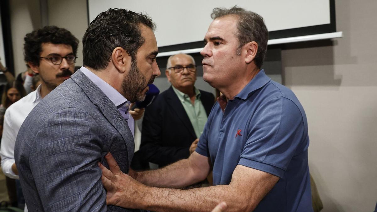 El empresario Víctor de Aldama se encara con uno de los asistentes a la comparecenciade la militante del PSOE Leire Díez.