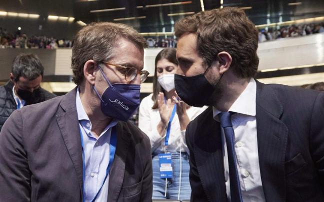 Núñez Feijóo y Casado en el XX Congreso extraordinario del PP celebrado el 1 de abril de 2022. Núñez Feijóo y Casado en el XX Congreso extraordinario del PP celebrado el 1 de abril de 2022.