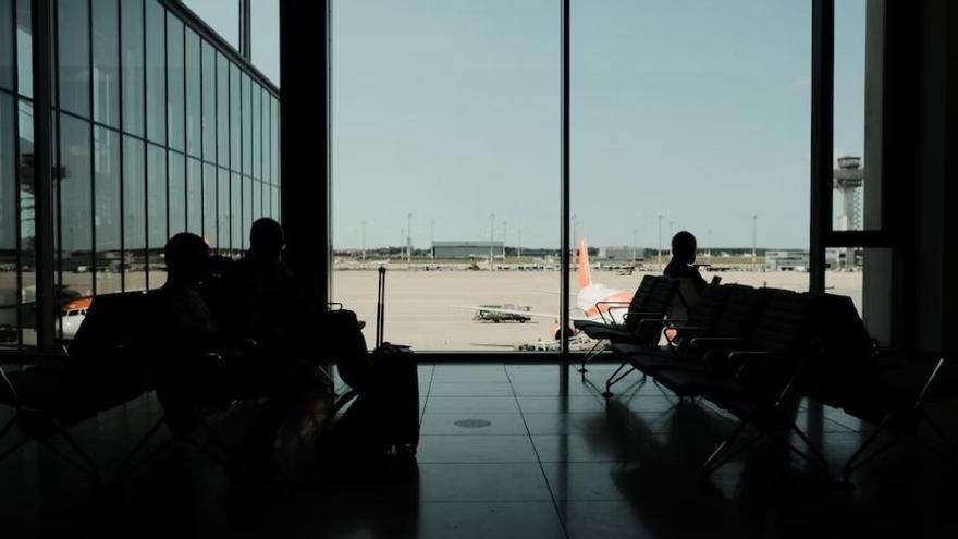 Personas esperando en un aeropuerto