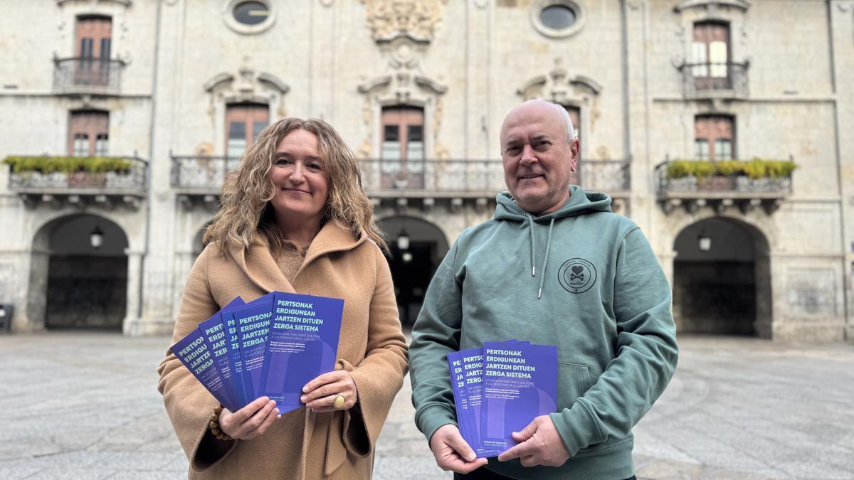 La alcaldesa Maider Morras y el edil de Hacienda, Joseba Ezpeleta, muestran el folleto informativo.