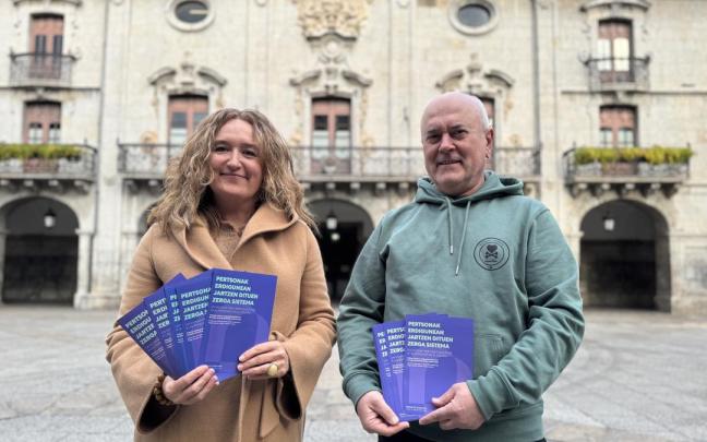 La alcaldesa Maider Morras y el edil de Hacienda, Joseba Ezpeleta, muestran el folleto informativo.