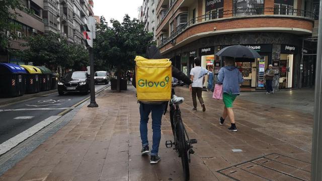 Un trabajador de Glovo, durante su jornada laboral.
