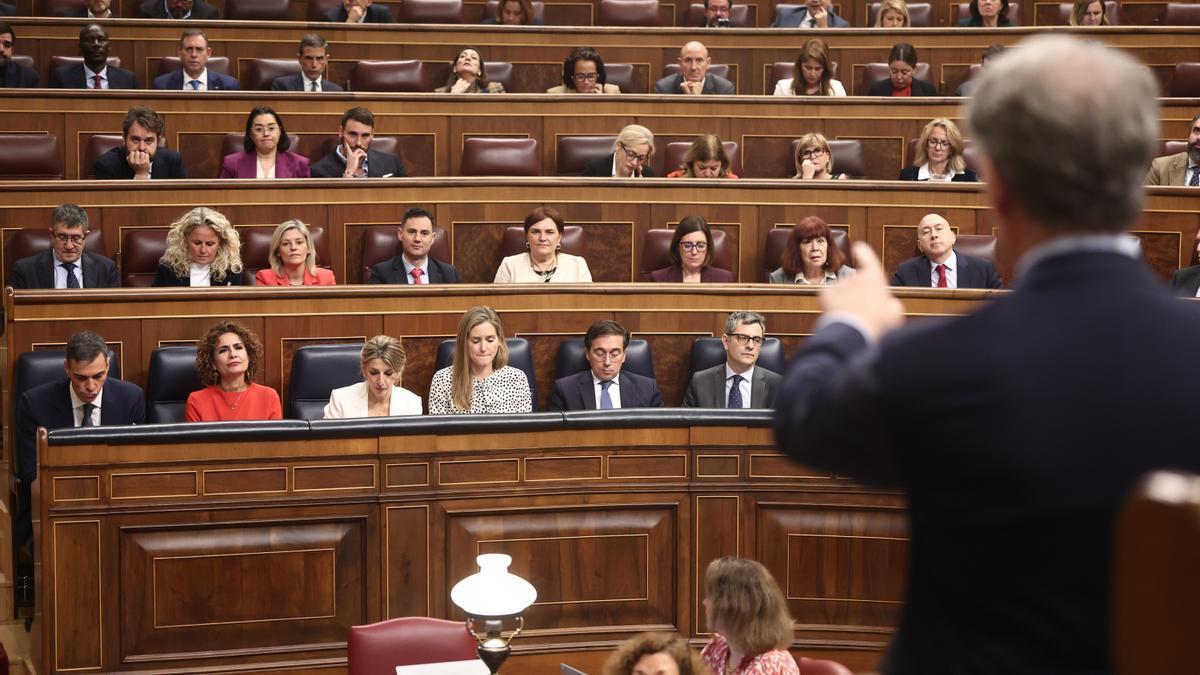 Núñez Feijóo, de espaldas