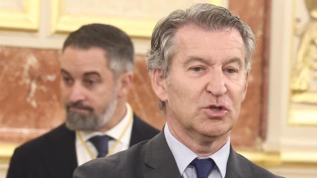 Feijóo, en primer plano, con Abascal detrás durante la visita del Papa al Congreso.