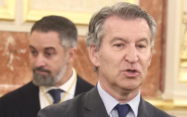 Feijóo, en primer plano, con Abascal detrás durante la visita del Papa al Congreso.