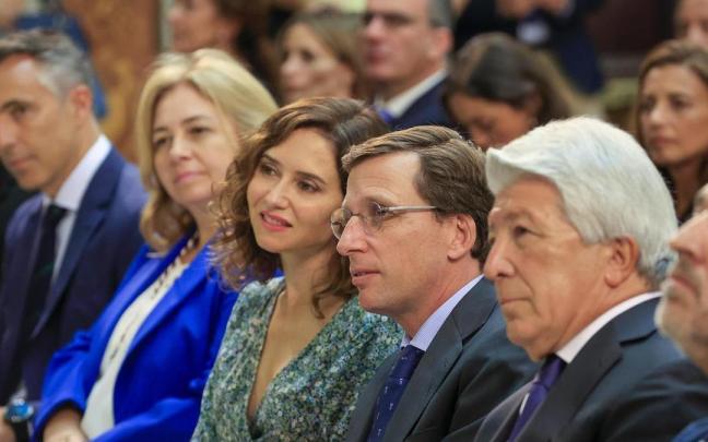 Isabel Díaz-Ayuso (3i), José Luis Martínez Almeida (2d) y Enrique Cerezo (2d) en el acto de 'Palomas de Bronce Bomberos de Madrid'.