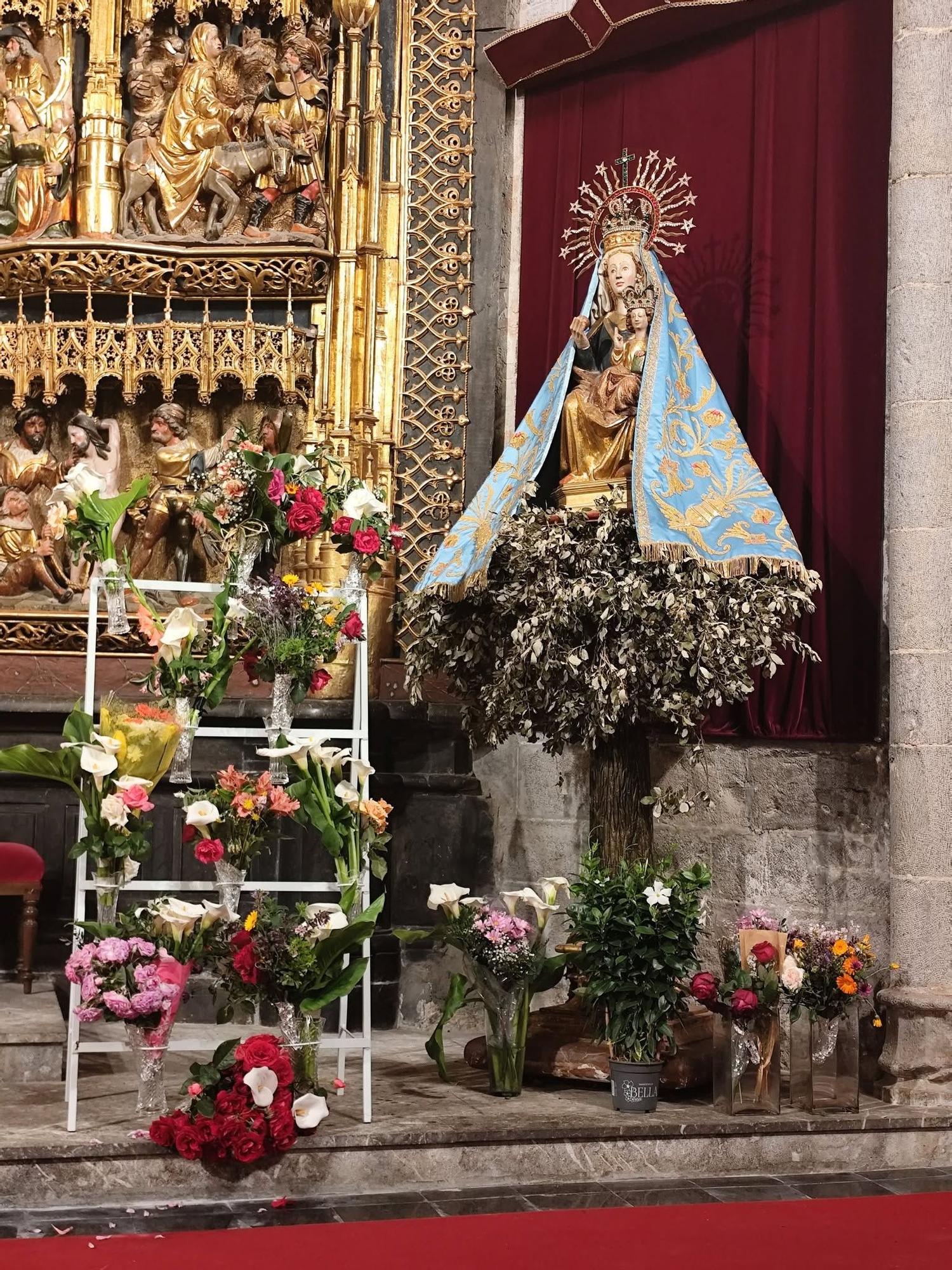 Ofrenda floral a la virgen de La Encina en el Santuario de Artziniega