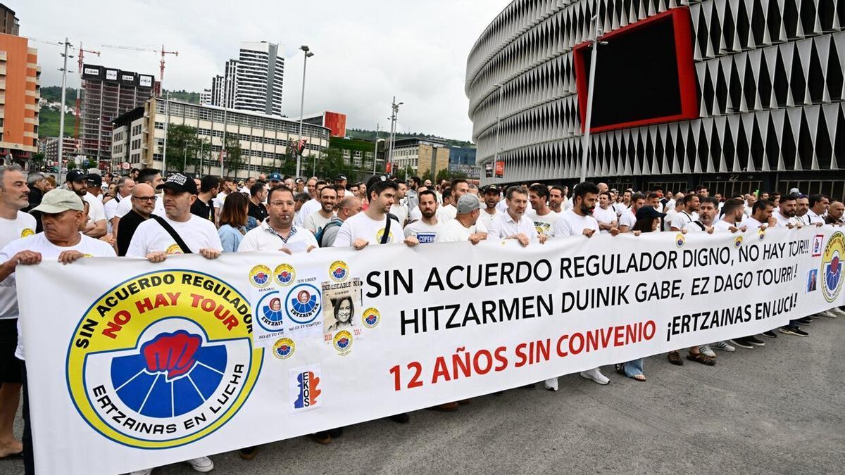 'Ertzainzas en lucha' se manifiesta durante la prueba cicloturista que reproduce la primera etapa del Tour.