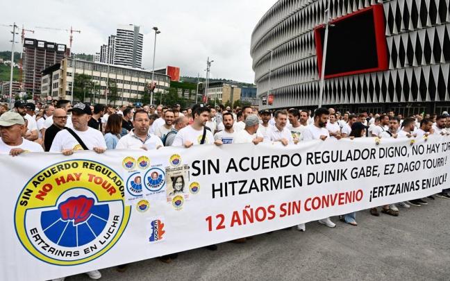 'Ertzainzas en lucha' se manifiesta durante la prueba cicloturista que reproduce la primera etapa del Tour.