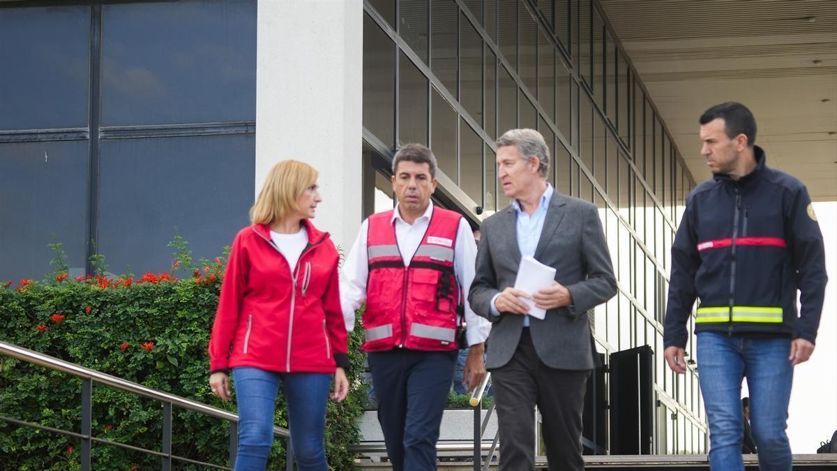 El presidente de la Generalitat Valenciana, Carlos Mazón y el presidente del Partido Popular, Alberto Núñez Feijóo, durante su visita al Centro de Coordinación de Emergencias de la Comunitat Valenciana