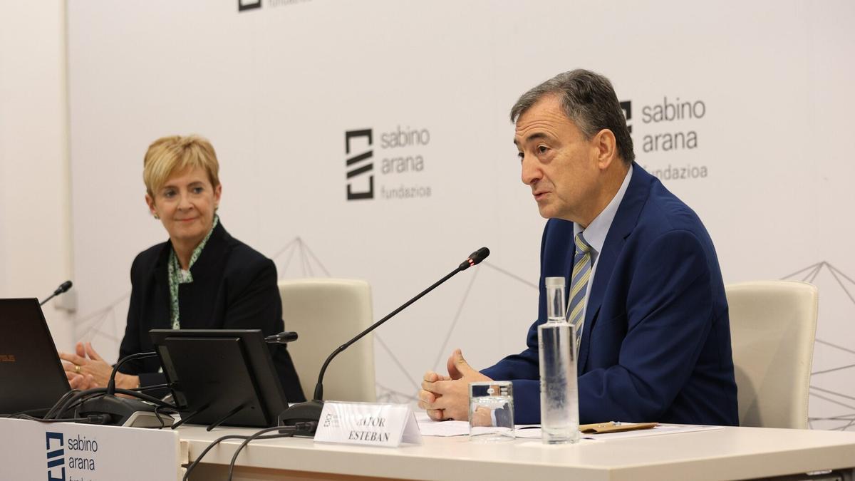 Arantxa Tapia y Aitor Esteban, en la sede de Sabino Arana Fundazioa.