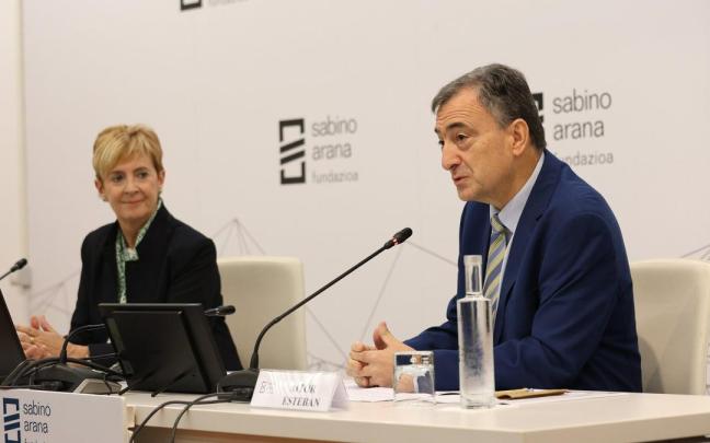 Arantxa Tapia y Aitor Esteban, en la sede de Sabino Arana Fundazioa.