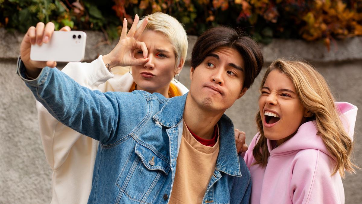 Unos amigos se hacen un selfi grupal muy expresivo, muy indicado para una foto en movimiento.