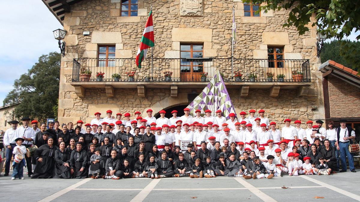 2009an Garain egindako argazkia dantzari izandako hainbat belaunaldiekin