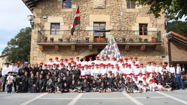 2009an Garain egindako argazkia dantzari izandako hainbat belaunaldiekin
