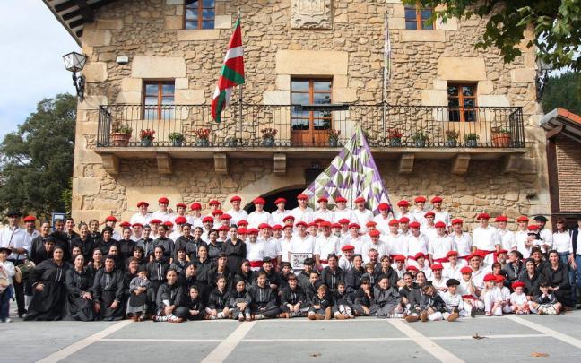 2009an Garain egindako argazkia dantzari izandako hainbat belaunaldiekin