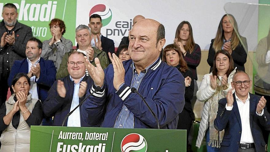 El presidente del EBB, Andoni Ortuzar, durante el acto electoral celebrado en la Plaza Alberto Acero de Laudio con candidatos del PNV en Araba. | FOTO: PABLO VIÑAS