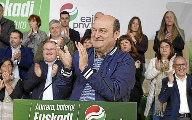El presidente del EBB, Andoni Ortuzar, durante el acto electoral celebrado en la Plaza Alberto Acero de Laudio con candidatos del PNV en Araba. | FOTO: PABLO VIÑAS