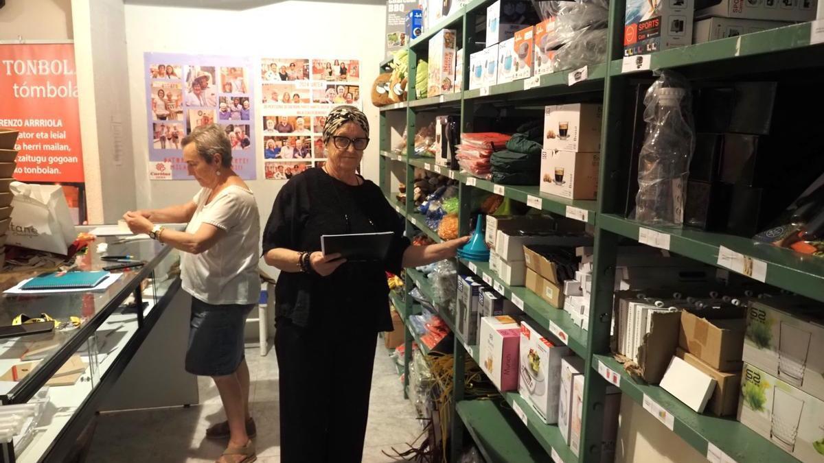 Ana Zubikarai y una compañera, ultimando la preparación de las baldas con los cerca de 4.000 regalos que se van a sortear a partir del viernes.