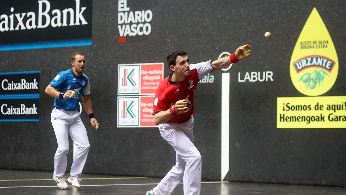Altuna entra de gancho durante la final del Manomanista frente a Elordi.