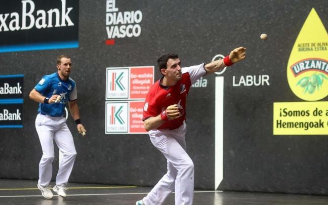 Altuna entra de gancho durante la final del Manomanista frente a Elordi.