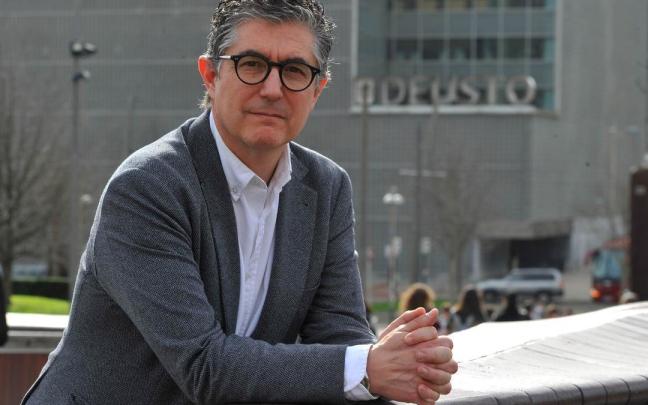 Fernando Trias de Bes, ante la biblioteca de la Universidad de Deusto.