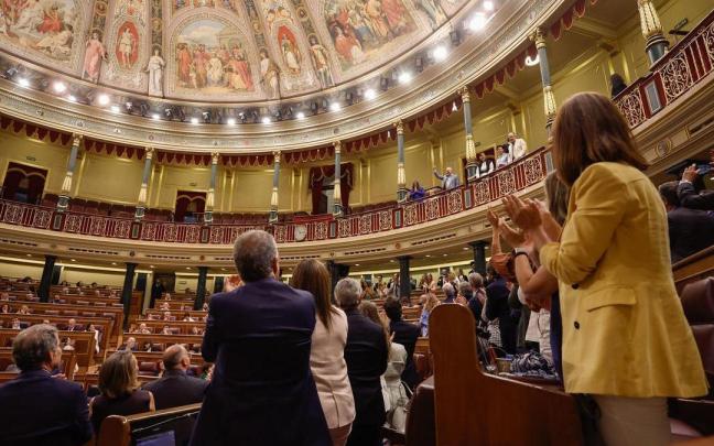 El exalcalde de Caracas, Antonio Ledezma (arriba), asiste a la sesión de control en el Congreso.